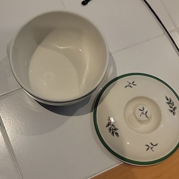 Spode 6 1/2" earthenware covered dish - Picture 3 of 7